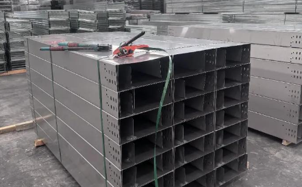 酒泉槽式桥架全封闭设计，防尘防干扰，常用于精密仪器区域！